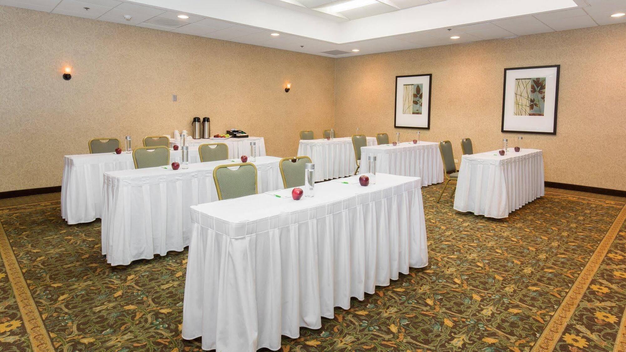 Chicago Nw Crystal Lk Conv Ctr By Ihg Hotel 3*